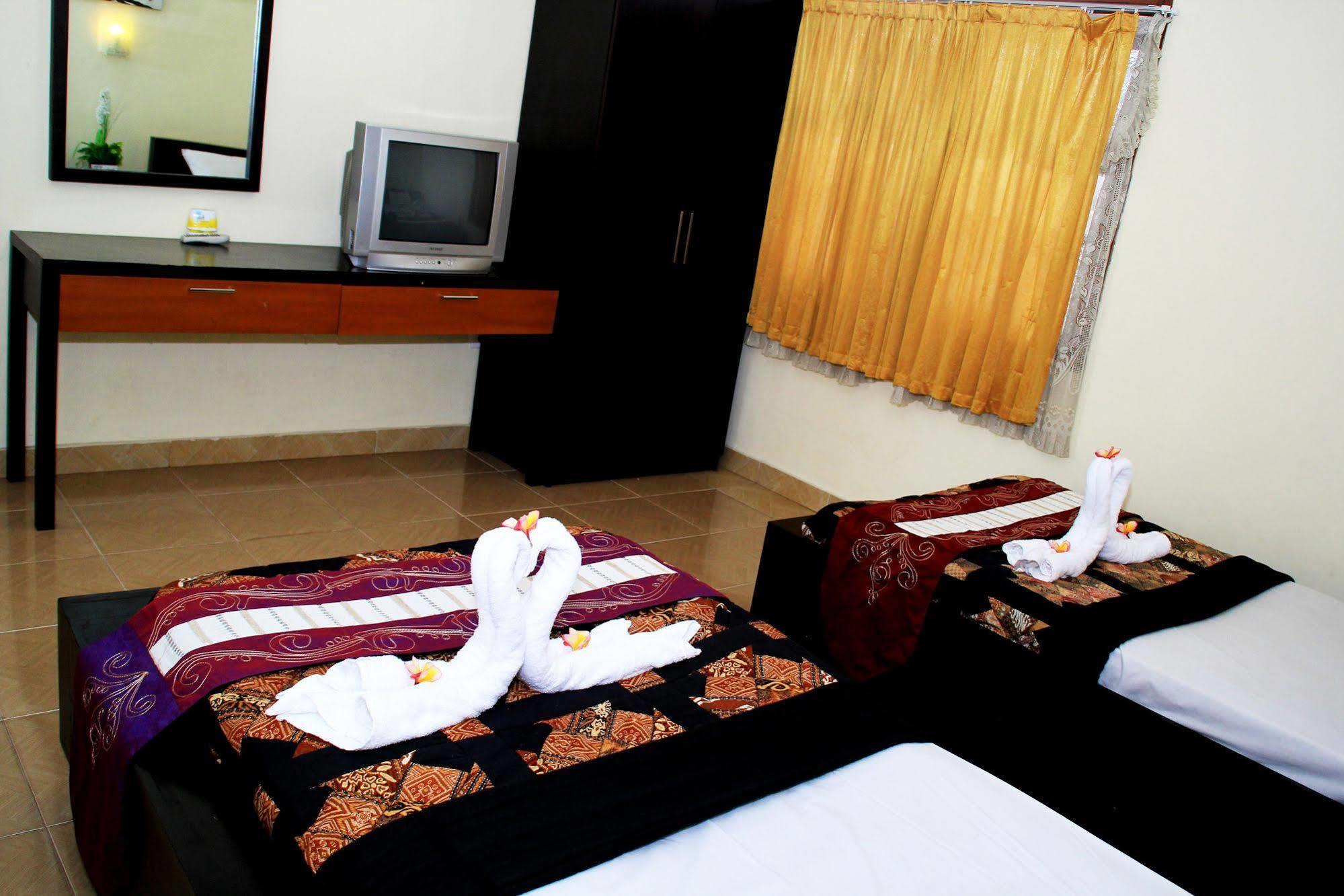 Vaccinated Staff - Oyo 3523 Gong Corner Homestay Kuta  Bagian luar foto