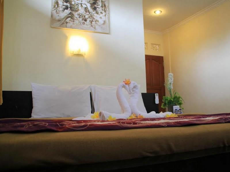 Vaccinated Staff - Oyo 3523 Gong Corner Homestay Kuta  Bagian luar foto