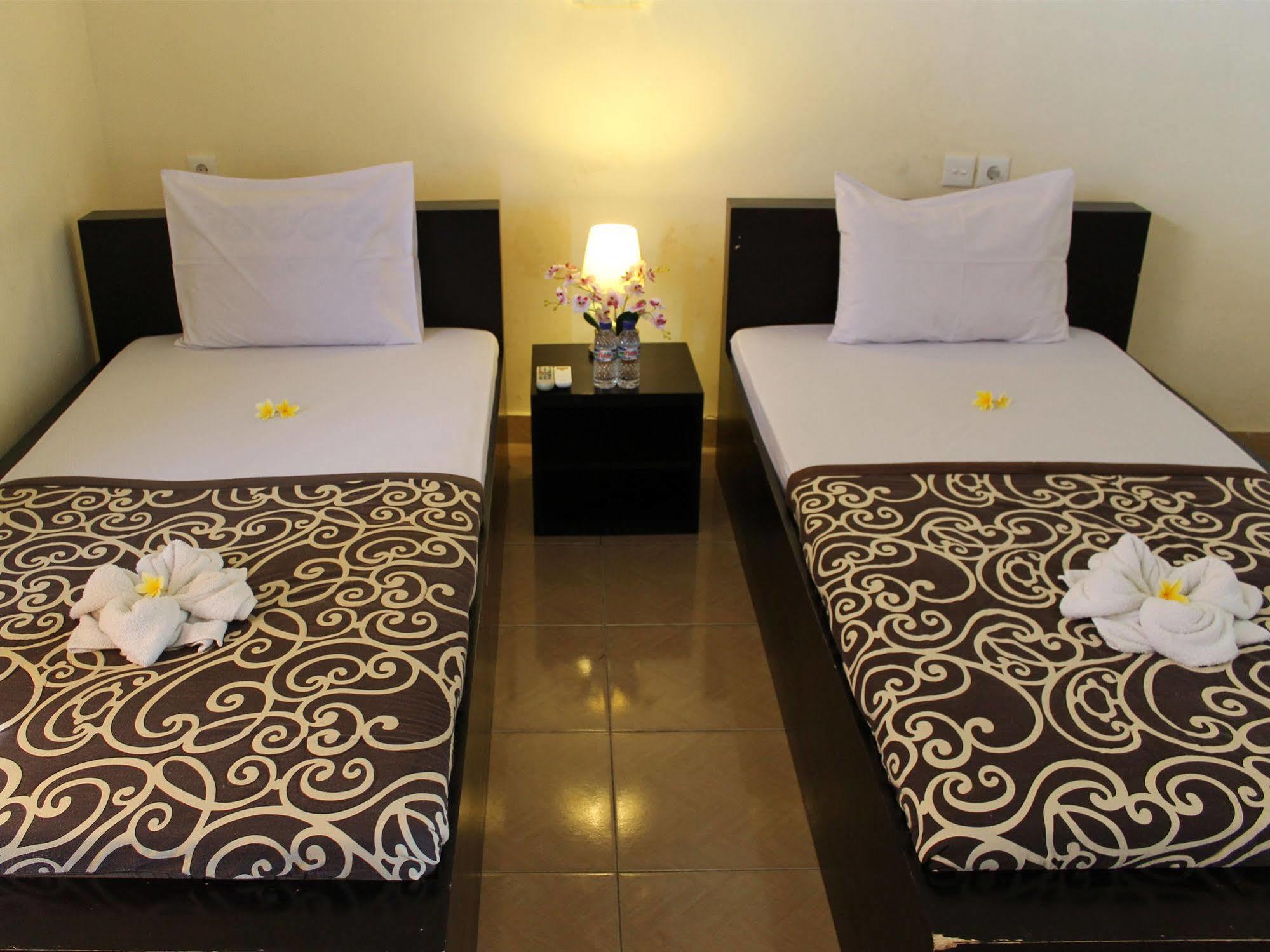 Vaccinated Staff - Oyo 3523 Gong Corner Homestay Kuta  Bagian luar foto
